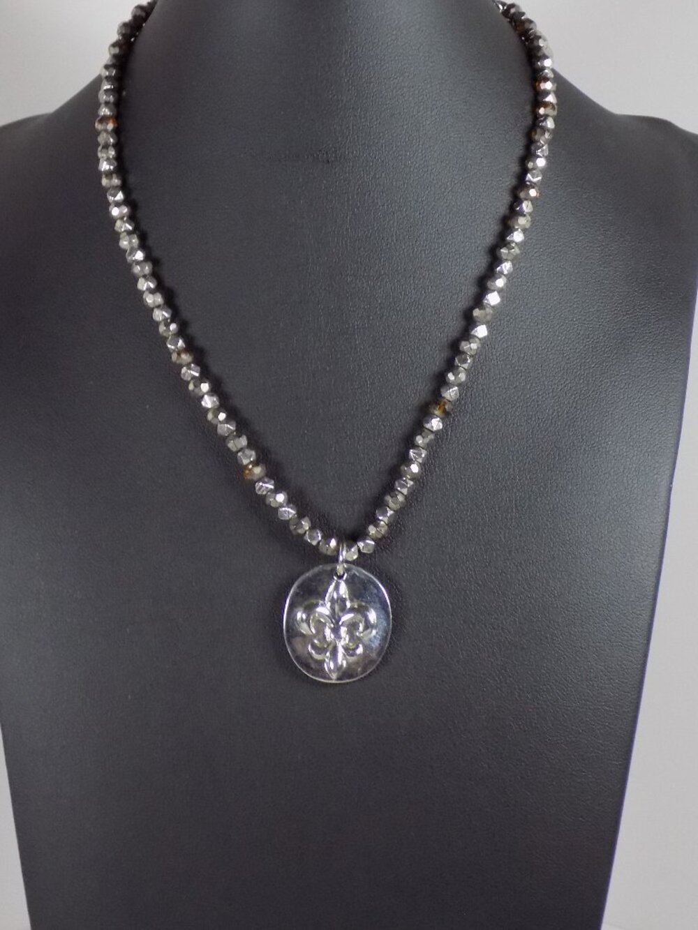 Vintage Cookie Lee Fleur de Lis Pendant Necklace silver-tone Faceted Beads